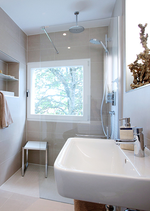 Modernes helles Badezimmer